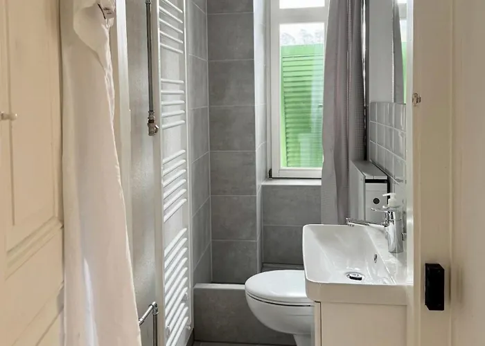 Ni Fravi Apartments, West