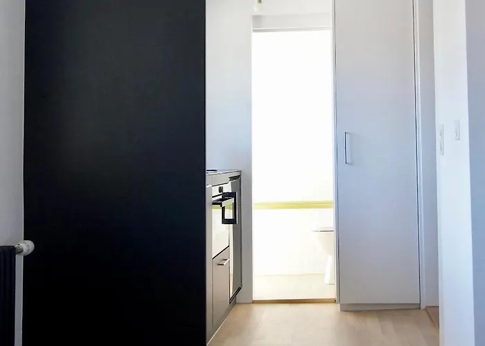 Ni Fravi Apartments, West 아파트 *